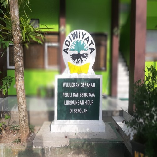 Tugu Adiwiyata MTsN 2 Trenggalek : Simbol Penghargaan dan Komitmen Lingkungan